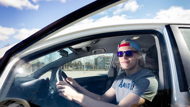 Patrik Laine ajaa jatkossa BMW 420 -henkilöautolla.