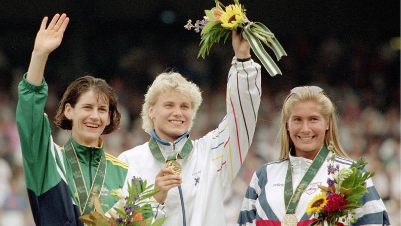 Keihään olympiamitalistit vuonna 1996. Louise McPaul (vas.), Rantanen ja Trine Hattestadt.