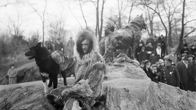 9.Sankarikoira Balto kunniakseen pystytetyn patsaan juurella, 1925. Mukana myös omistaja Gunnar Kasson, joka luotsasi koiravaljakkoa Nomeen kurkkumätäepidemian aikana.