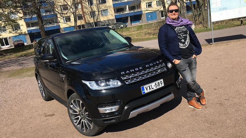 Sami Hedberg ja Range Rover Sport Lauttasaaren Kasinonrannassa.