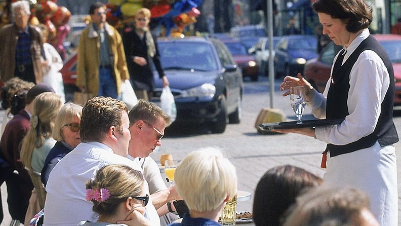 Katukahvila Helsingissä vapunpäivänä 1. toukokuuta 1998.