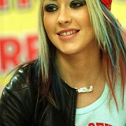 Christina Aguilera käyttää bandanaa, 2000 Photographer: WENN \ NICK PROCAYLO.