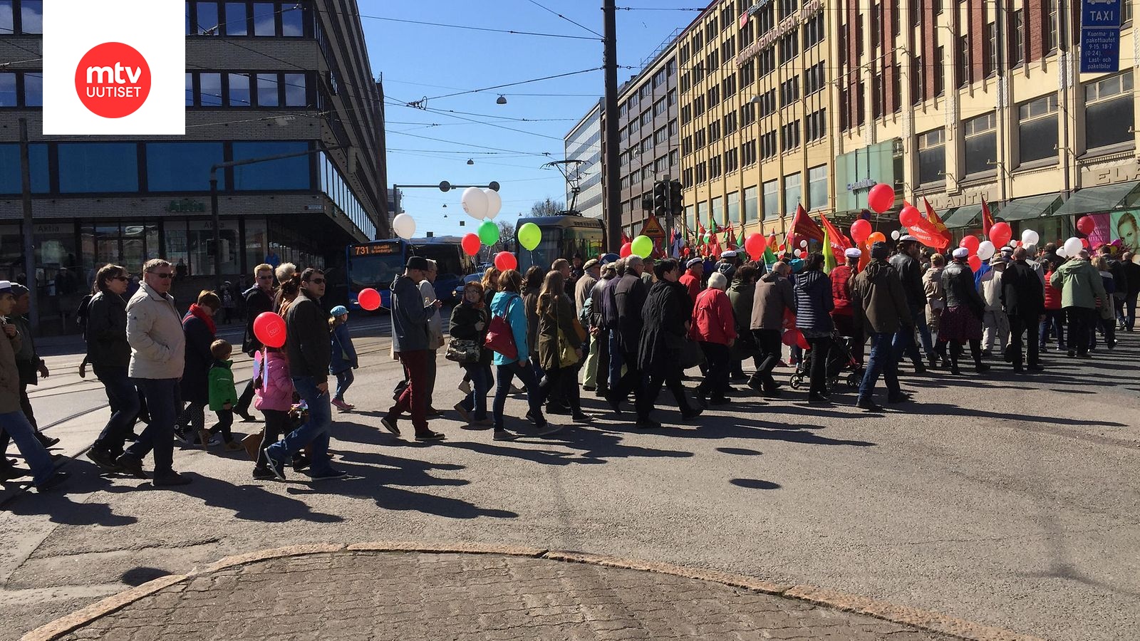 Helsingin poliisi partioi vappuna näkyvästi – juhlintaa turvaamassa myös  ratsupoliisit 