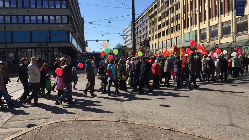 Vappumarssi Helsingin Kalliossa vapunpäivänä 1.5.2016. 