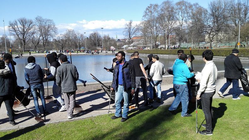 Turvapaikanhakijat siivoamassa Helsingissä vappupäivänä 1