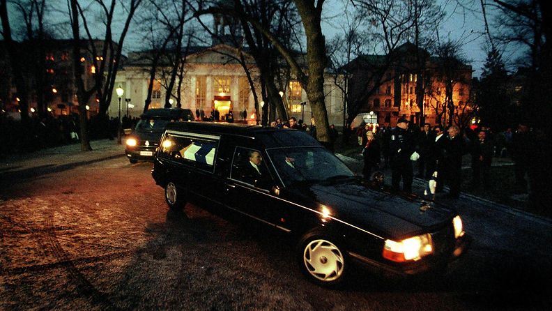 Ruumisauto Johannes Virolaisen hautajaisissa 22. joulukuuta vuonna 2000.