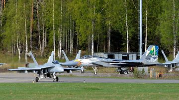 Ilmavoimien Hornetit ja kansailliskaartin F-15:t lähdössä päivän ensimmäiselle lentokierrokselle tiistaina 10. toukokuuta.