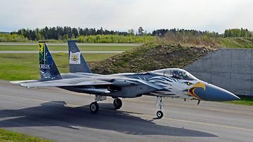 Oregonin kansalliskaartin erikoismaalattu F-15C-hävittäjä palaa päivän ensimmäiseltä lentokierrokselta tiistaina 10. toukokuuta.