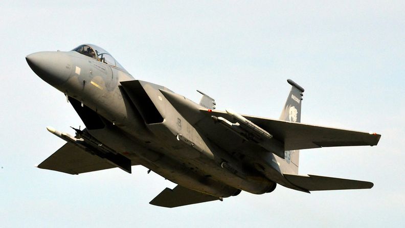 Kansalliskaartin F-15 -hävittäjä lentoonlähdössä Rissalan tukikohdassa.