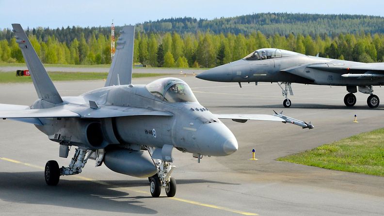 Ilmavoimien Hornet ja kansalliskaartin F-15 rullaavat palattuaan Rissalaan tiistain 10.5. ensimmäisen lentokierroksen jälkeen.
