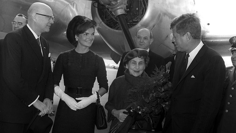 Presidentti Urho Kekkonen (vas.) ja rouva Sylvi Kekkonen (toinen oikealta) tapasivat presidentti John F. Kennedyn ja rouva Jacqueline Kennedyn valtiovierailulla Yhdysvaltoihin syksyllä 1961