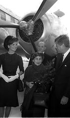 Presidentti Urho Kekkonen (vas.) ja rouva Sylvi Kekkonen (toinen oikealta) tapasivat presidentti John F. Kennedyn ja rouva Jacqueline Kennedyn valtiovierailulla Yhdysvaltoihin syksyllä 1961