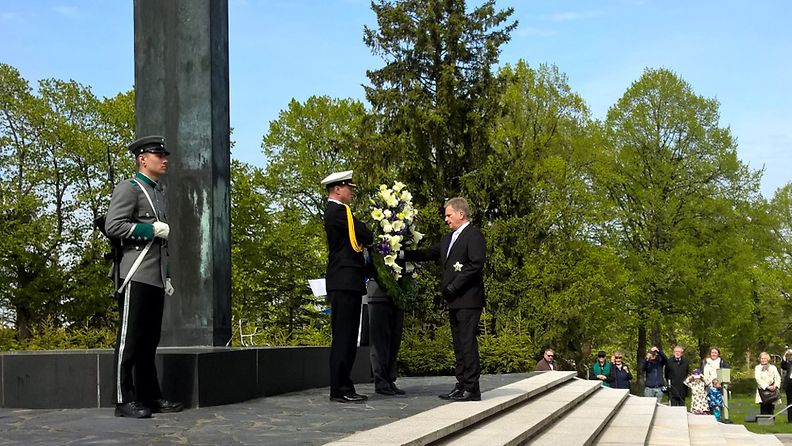 Sauli Niinistö laskee seppelettä 15.5.2016 kaatuneiden muistopäivä