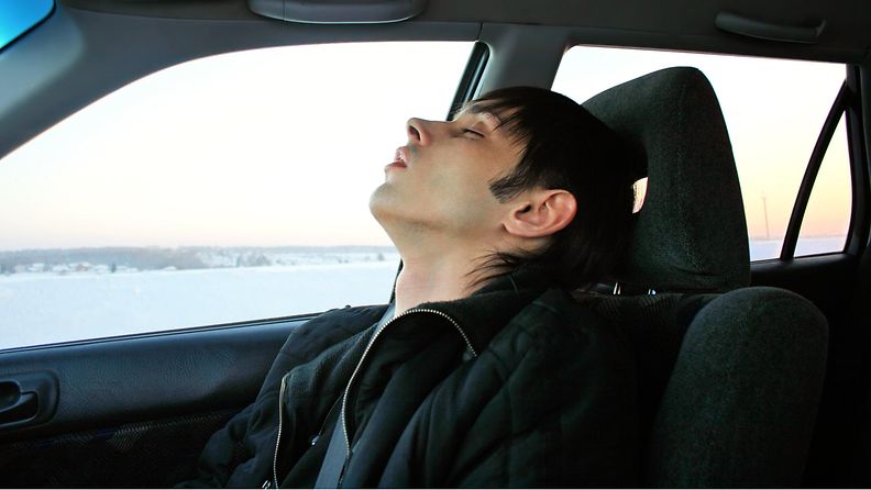 nukkuminen autossa