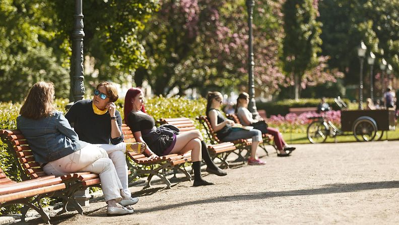 Ihmisiä nauttimassa lämpimästä säästä Esplanadin puistossa Helsingissä 23. toukokuuta 2016.