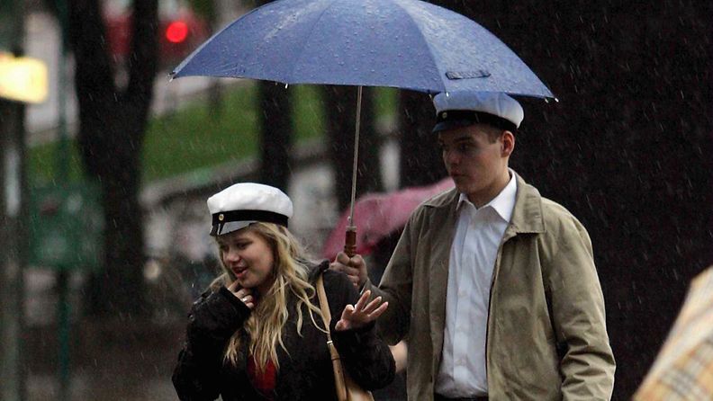 Uudet ylioppilaat saivat lakkiaistensa aattona sateen niskaansa Helsingissä 4. kesäkuuta 2005.