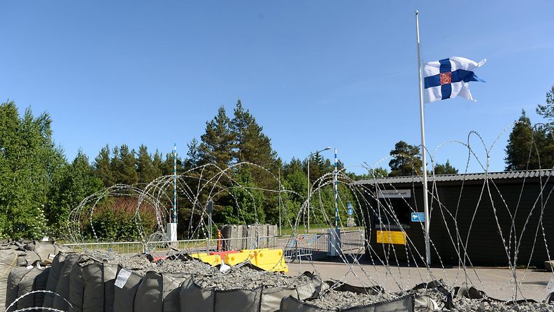  Suomen lippu puolitangossa Upinniemen varuskunnan portilla Kirkkonummella