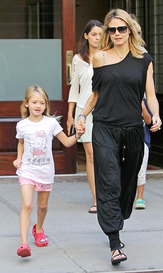 Heidi Klumin tyttärellä Lenillä on Crocsit jalassa.