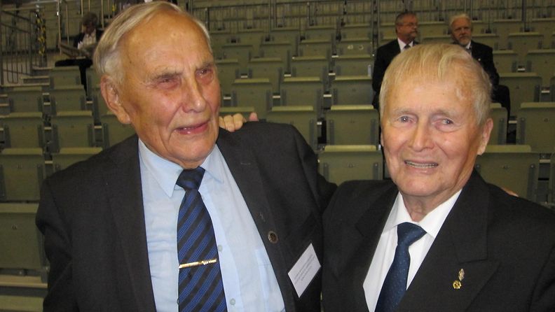 Sotaveteraanit Olavi Sorvari (vas.) ja Kalevi Soikkeli tapasivat yli 70 vuoden tauon jälkeen.