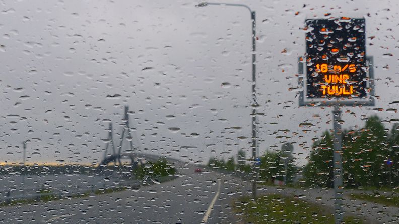 Sadetta ja tuulta 18 m/s Raippaluodon sillan pielessä 8. kesäkuuta 2016 Salomo-myrskyn päivänä. Kuva: Matti Hietala