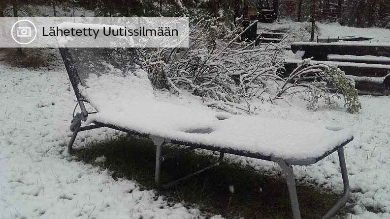 Lumisateita Rovaniemen Nivankylässä aamulla 9. kesäkuuta Salomo-myrskyn jäljiltä. Kuva: Merja Vierelä