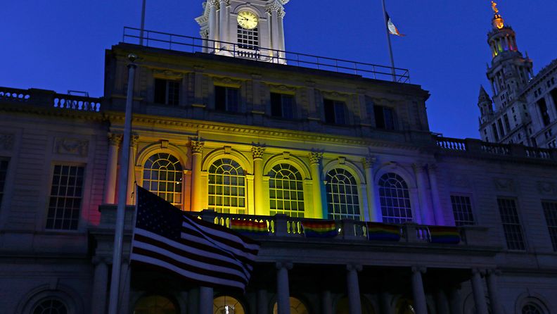 City Hall sateenkaaren väreissä