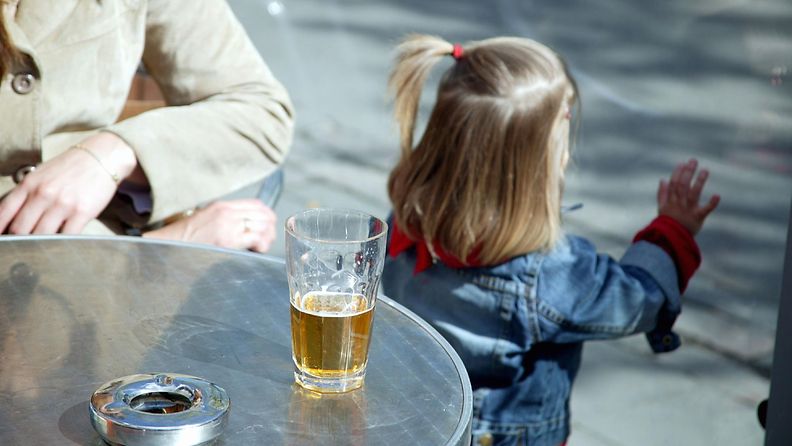 Millaista on kasvaa alkoholistiperheessä? Suomalaiset kertovat.