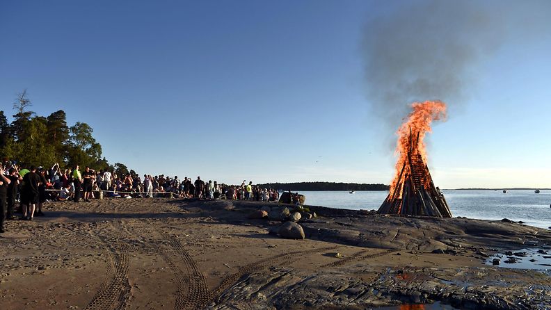 Juhannuskokko roihuaa aurinkoisessa illassa juhannusaattona Helsingin Pihlajasaaressa 22. kesäkuuta 2012.