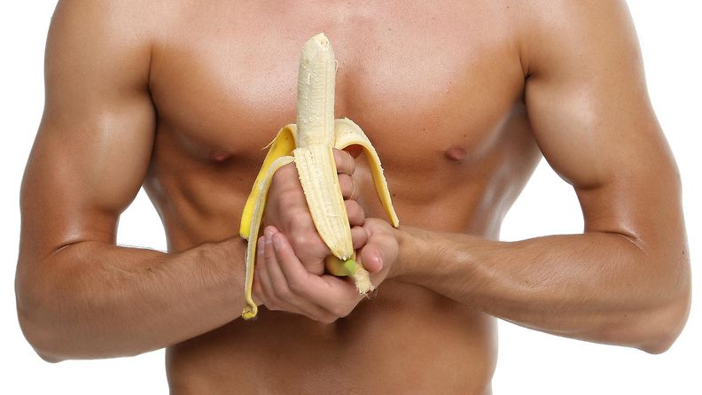 mies ja banaani