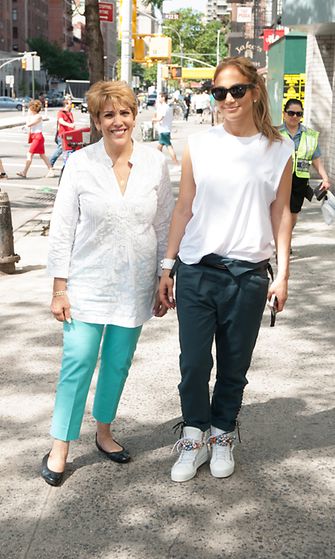Jennifer Lopez äitinsä kanssa vuonna 2014 New Yorkissa.