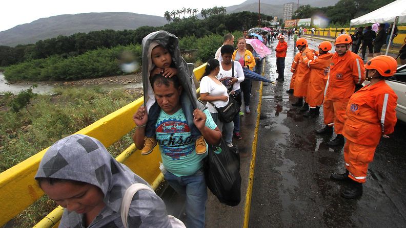 Venezuelalaiset rynnivät Kolumbiaan ruuan ostoon