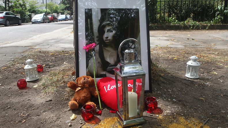 Amy Winehouse muistola kodin ulkopuolella 2015