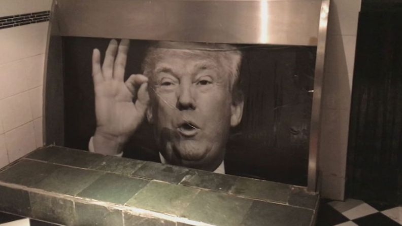 Trumpin kuva pisuaarissa pubissa Irlannissa. Kuva: ZZDIV