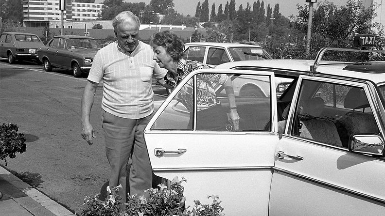 Niki Laudan vanhemmat menossa sairaalaan 1976