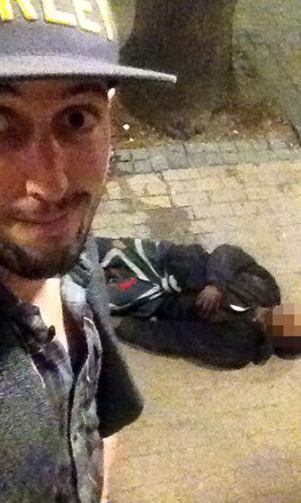 Uhri otti selfien ryöstö-yrityksen tehneen miehen kanssa. 