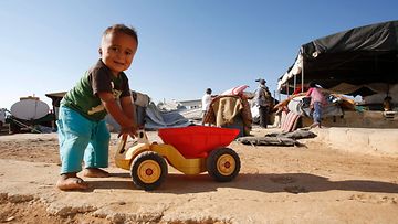 Palestiinalaispoika leikkii kotinsa raunioilla elokuu 2016