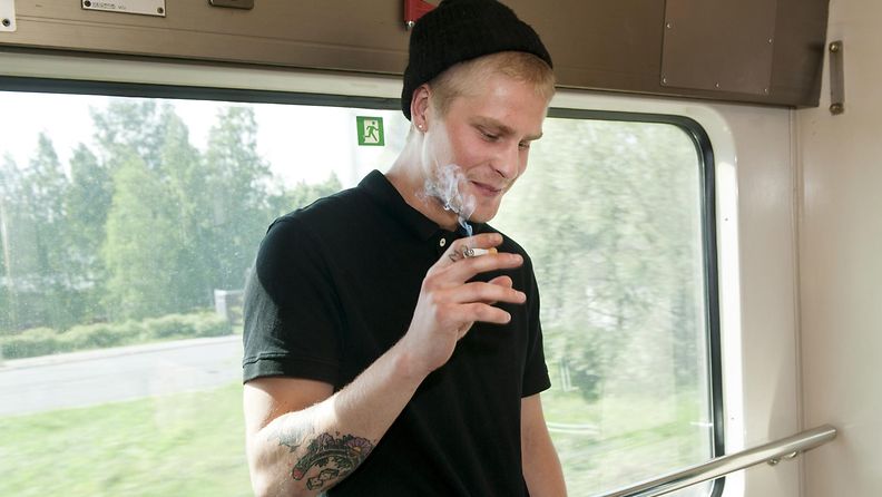 Mies tupakalla VR:n junasa 2013