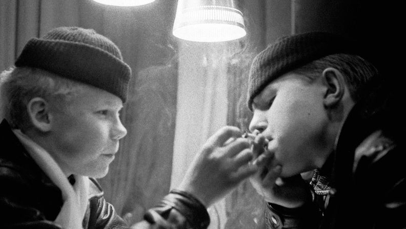 Pojat tupakalla vuonna 1958