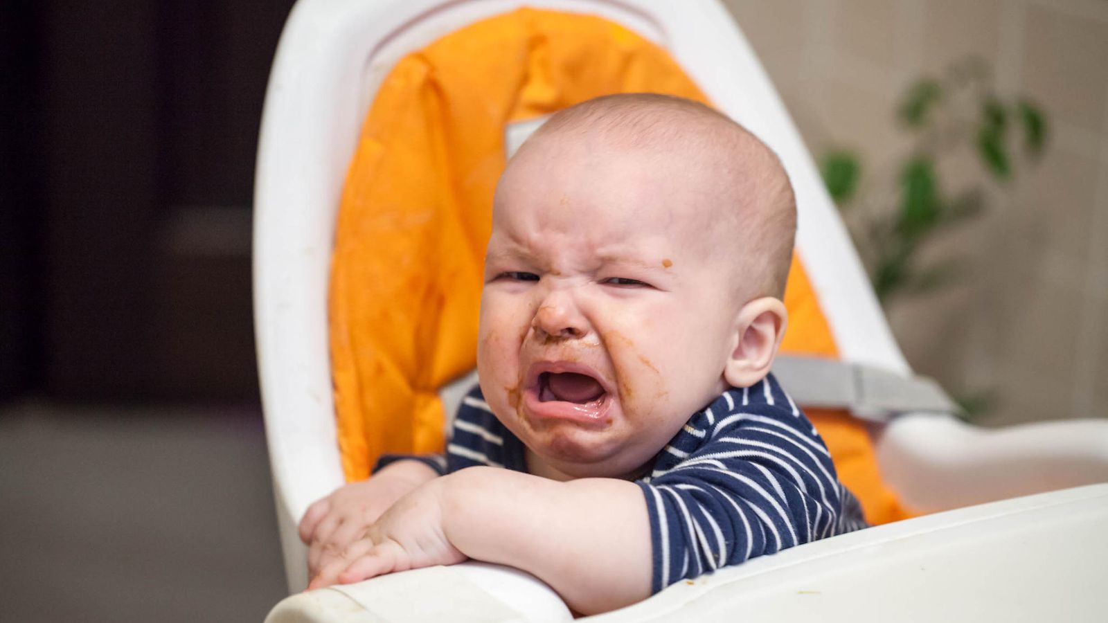 Tuntematon mies halusi äidin hiljentävän itkevän vauvansa ravintolassa –  oma isä pisti pisteen törkeälle käytökselle 