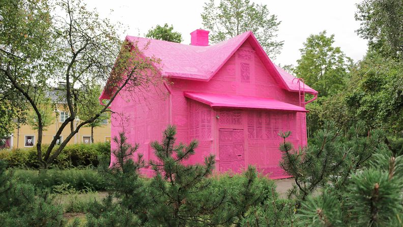 Pinkki talo syntyi Keravalla