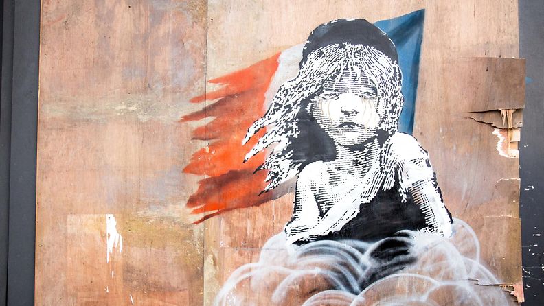 Banksyn seinämaalaustaidetta Lontoossa Ranskan suurlähetystöä vastapäätä