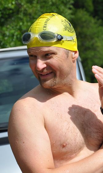 Tuomas Kaario tauolla uintiharjoittelussa Lohjanjärvellä_Kuva Päivi Pälvimäki 