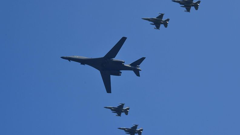 Yhdysvaltain pommikoneet lensivät Etelä-Korean yllä 13.9.2016.