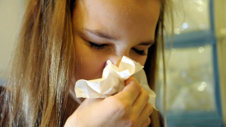 Flunssa tyttö allergia niistäminen niistää nainen teini räkä nenäliina nuha kipeä