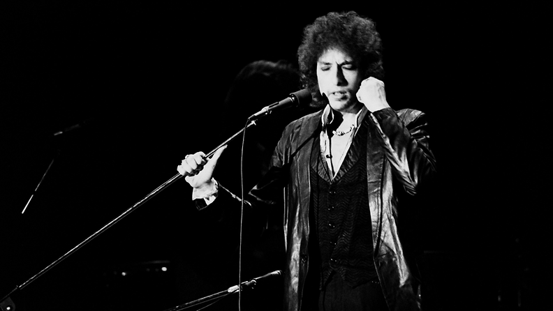 Bob Dylan arkistokuvassa esiintymässä Pariisissa 4.7.1978.