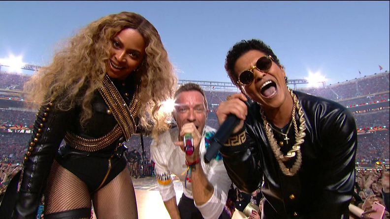 Bruno Mars Super Bowlissa 7.2.2016 Beyoncen ja Chris Martinin kanssa