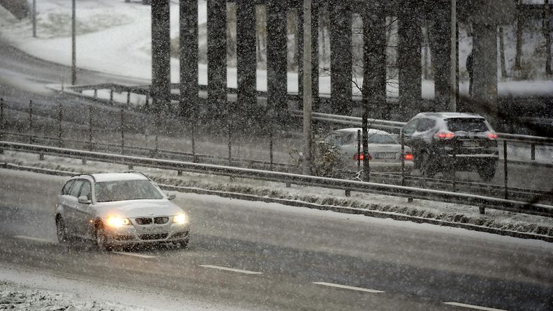 Lunta marraskuussa Helsingissä liikenne kehä 2016