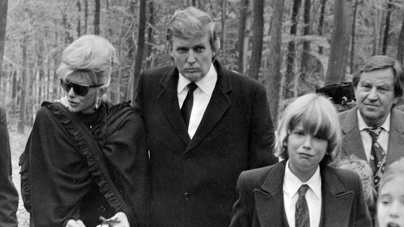 Donald Trump ja Ivana Trump lokakuu 1990 Ivanan isän hautajaiset