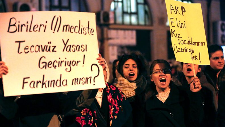Mielenosoitus Istanbulissa 18.11.2016 kiisteltyä lapsiavioliittolakia vastaan.