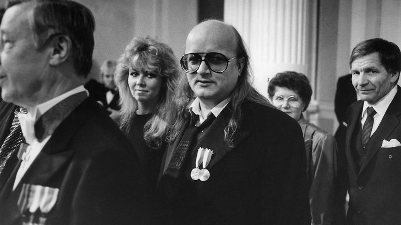 Juice Leskinen Tarja-vaimoineen Linnan juhlissa 6.12.1986 1
